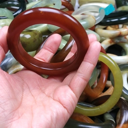 蛇纹石玉手镯未镶嵌莓***?