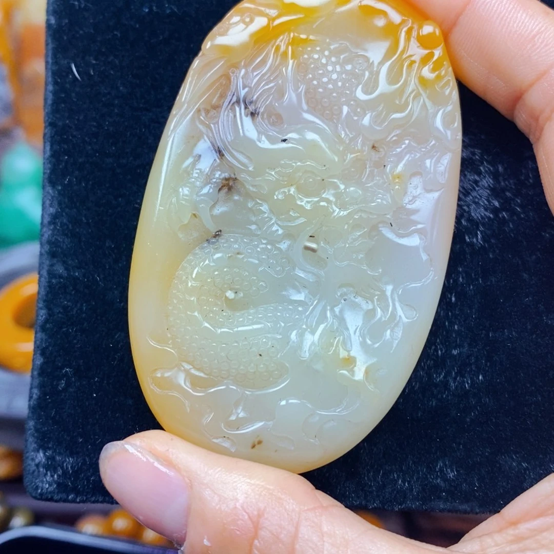 石英质玉（黄龙玉）未镶嵌颈饰