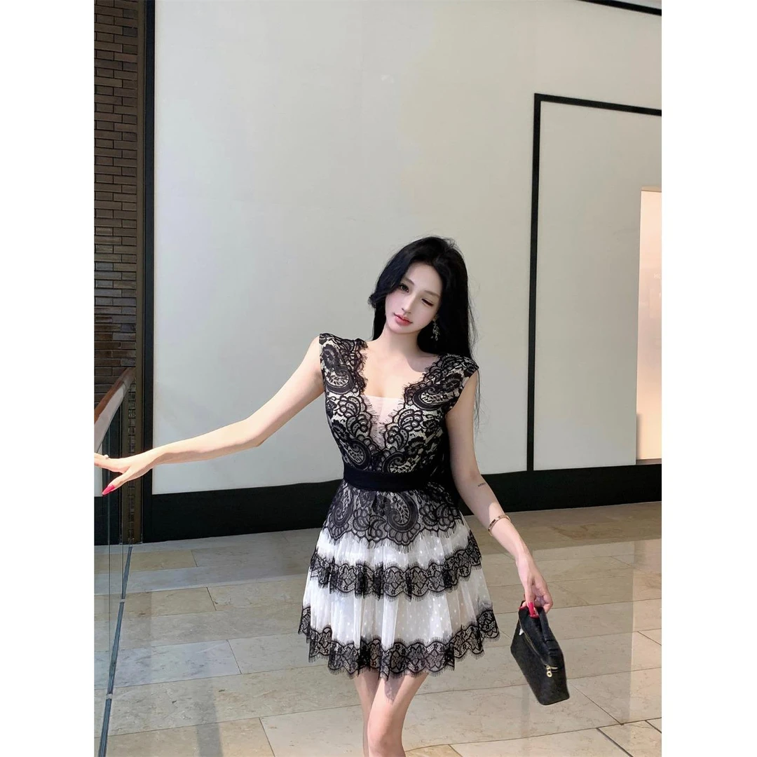 蕾丝拼接撞色v领背心连衣裙女夏季纯欲收腰无袖裙子带胸垫a字短裙