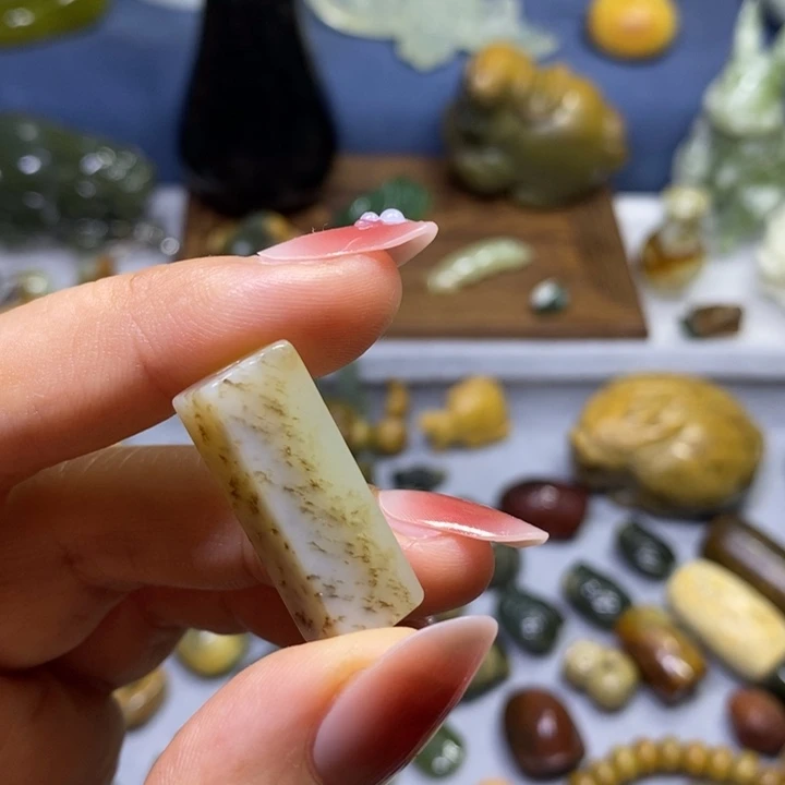 透闪石质玉未镶嵌挂件