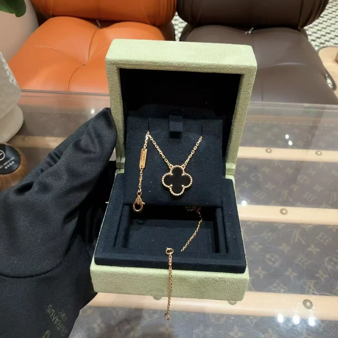 99新 梵克雅宝 黑花四叶草项链 链长42cm 工价22900 22zk