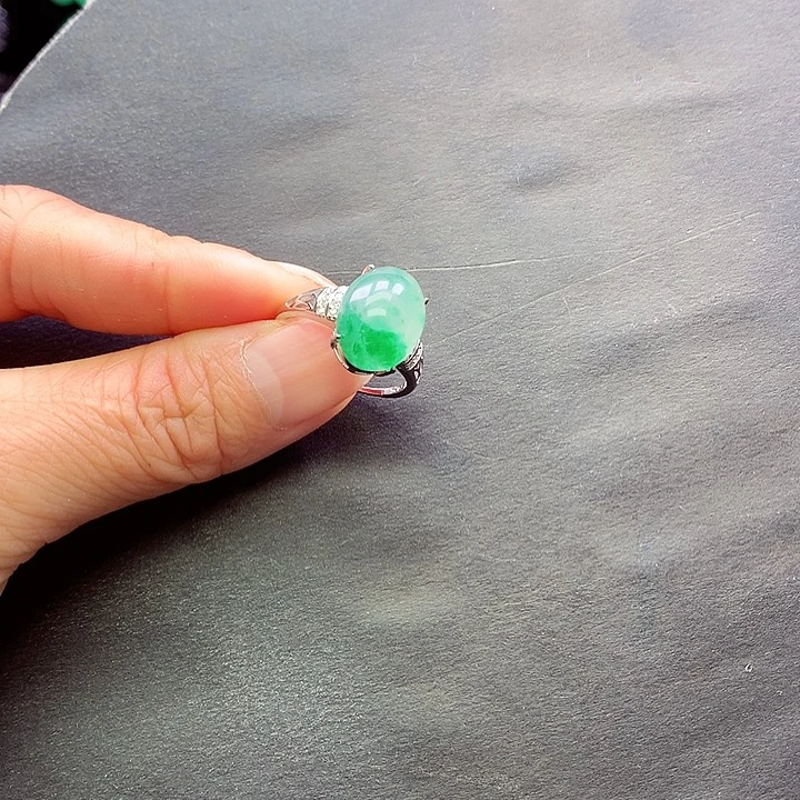 未镶嵌石英质玉戒指