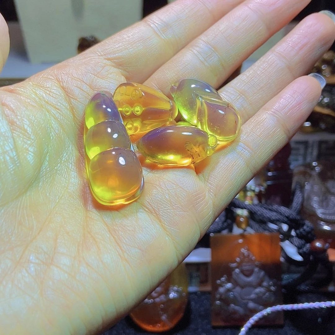 未镶嵌颈饰琥珀豆子等多件