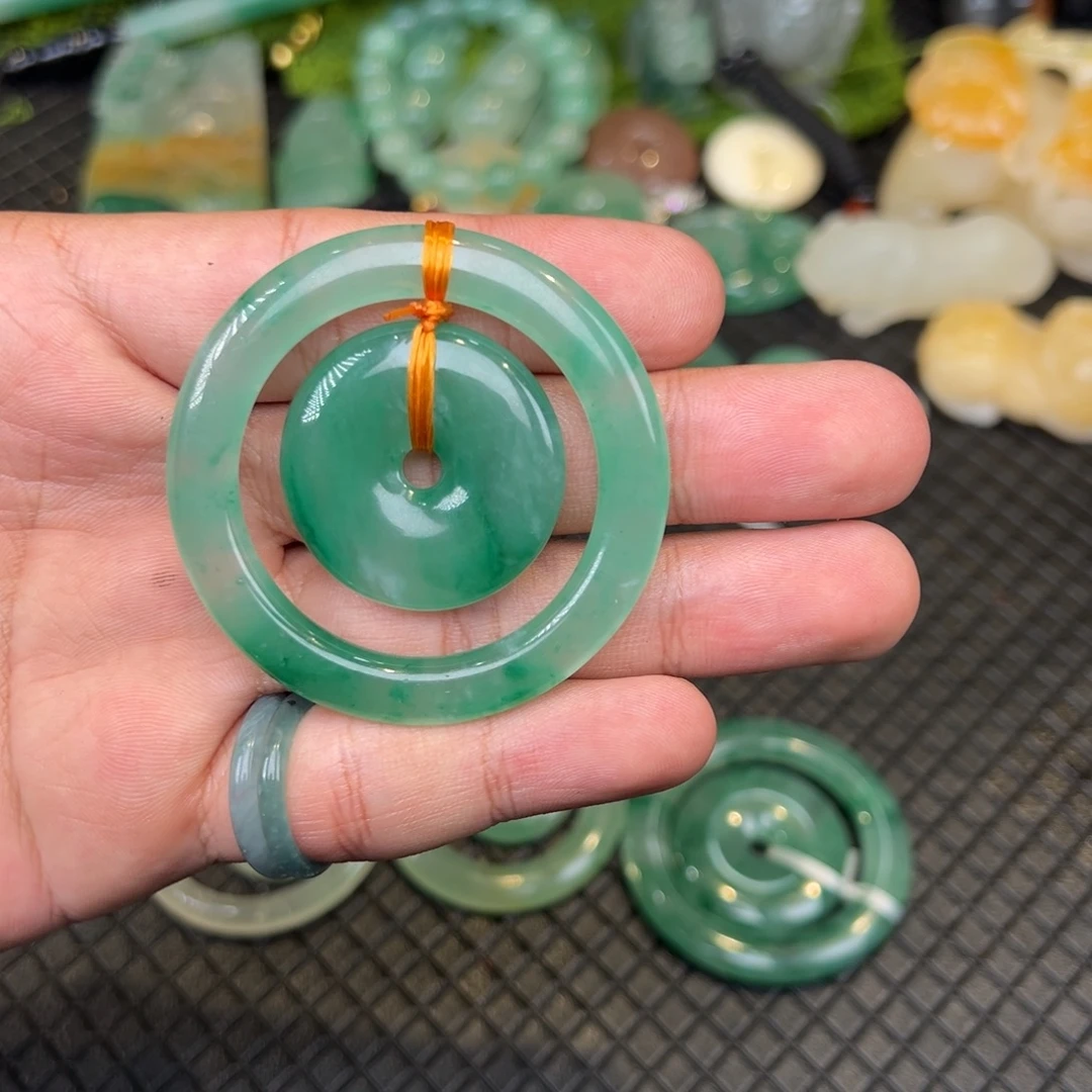 石英质玉（非洲翠）未镶嵌颈饰