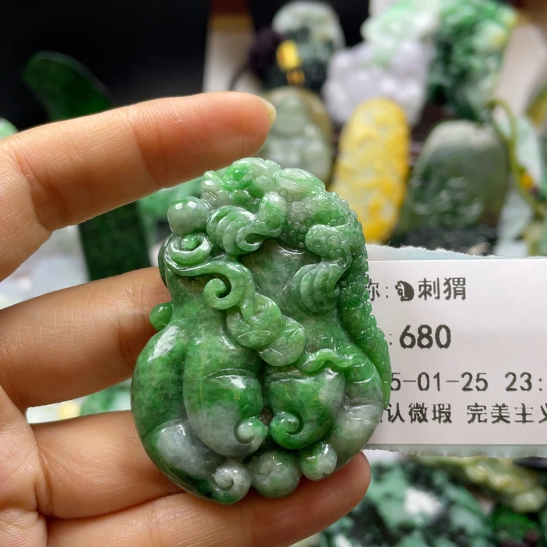 翡翠颈饰未镶嵌?*猬牌子