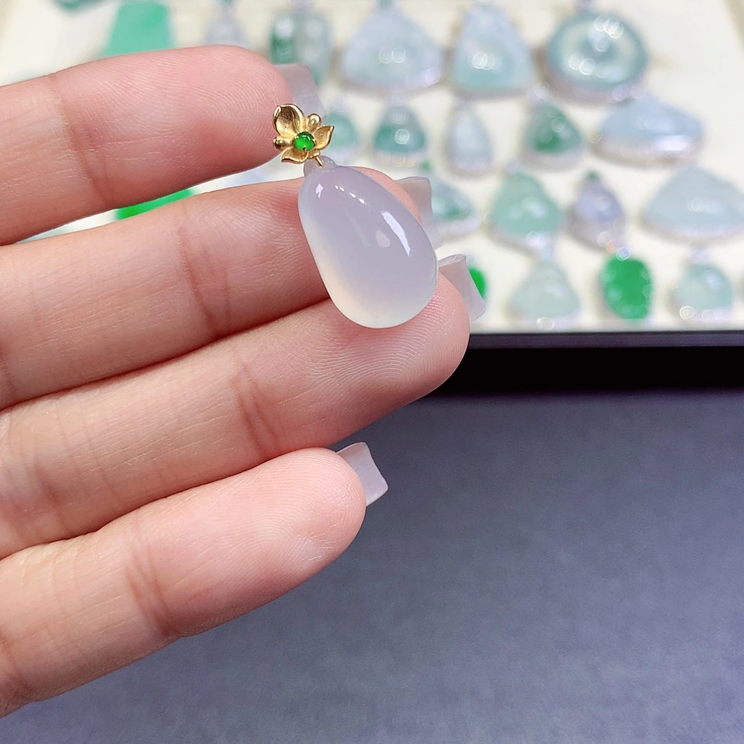 翡翠18K金镶嵌颈饰翡翠