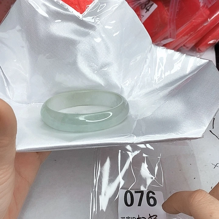 翡翠未镶嵌手镯一图一物实物为准（微瑕处理）