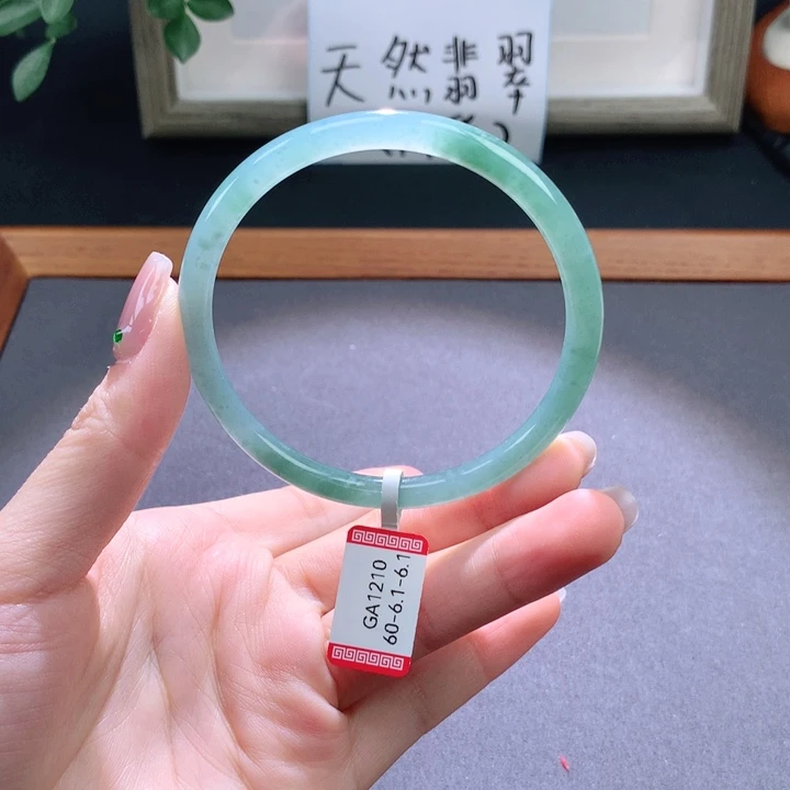 翡翠手镯未镶嵌天然翡翠手镯