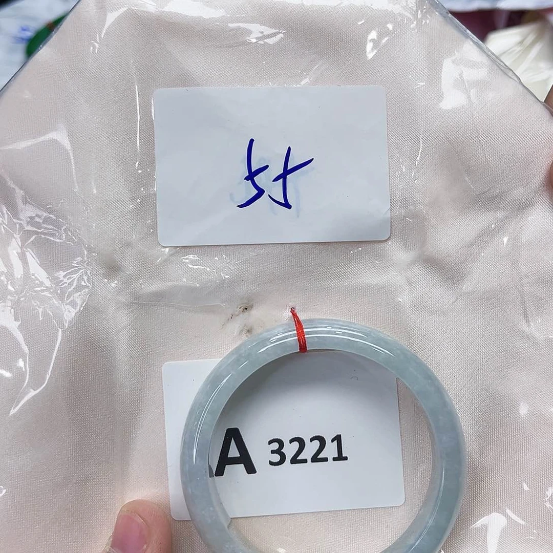 翡翠手镯未镶嵌多样性