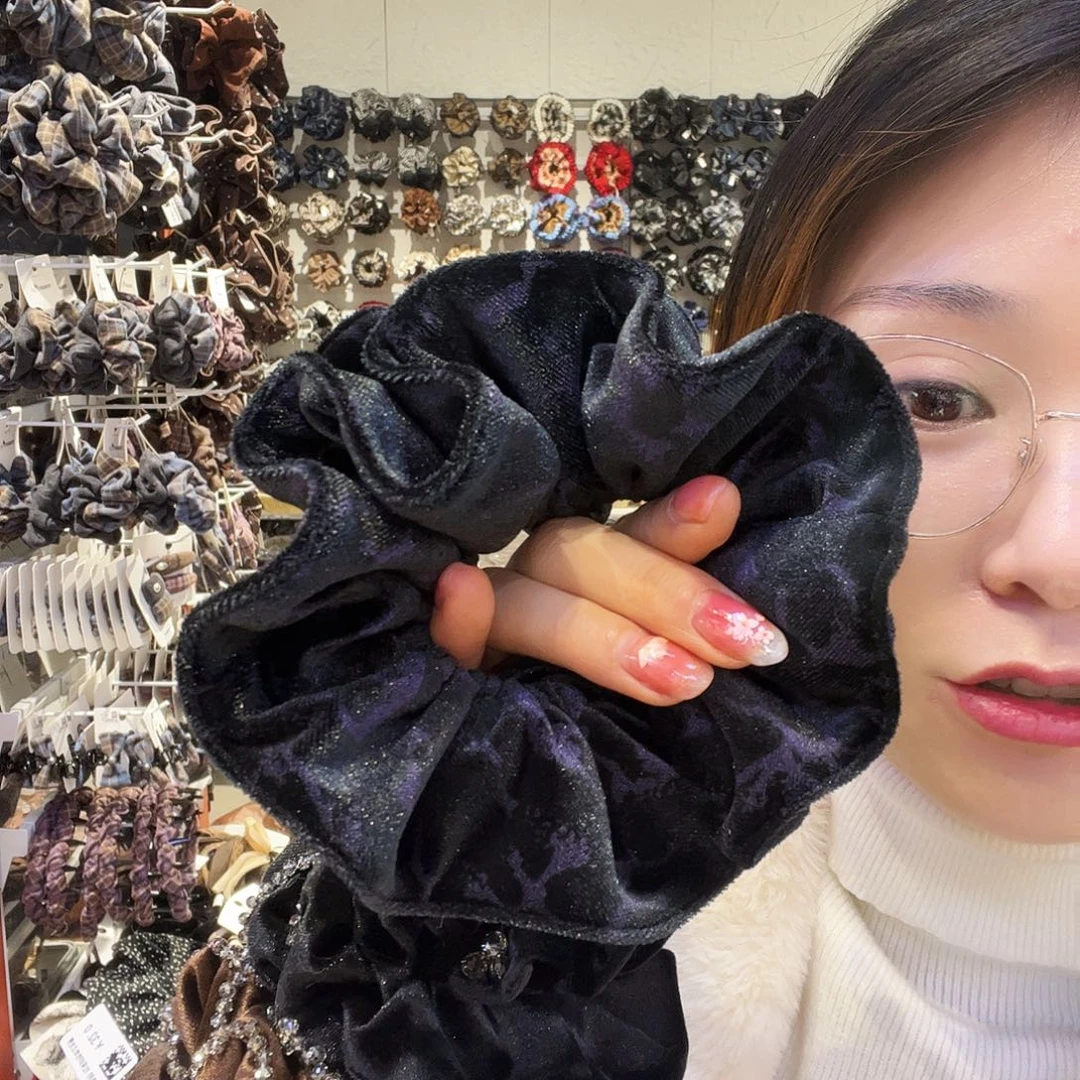 布艺非金属黑紫色丝绒蛮腰