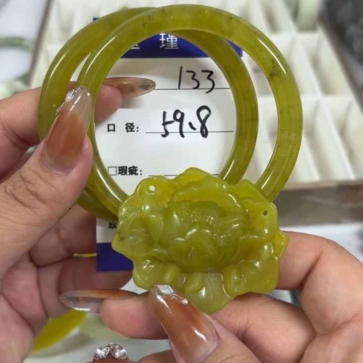 蛇纹石玉未镶嵌手镯