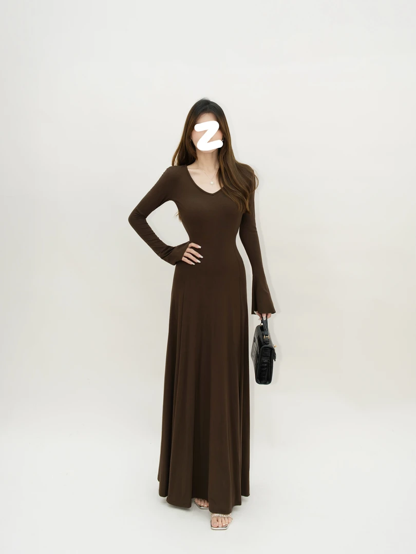 V领赫本风黑色喇叭长袖针织连衣裙秋季高级感内搭显瘦长裙气质