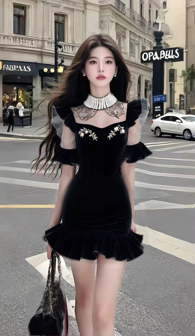 夏季新款轻奢优雅黑色圆领收腰修身包臀连衣裙女小众时尚高级气质