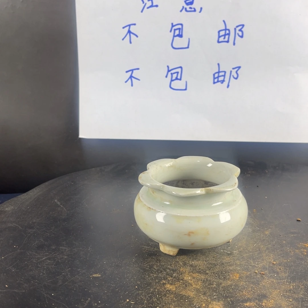 罐漂亮的小瓷器和