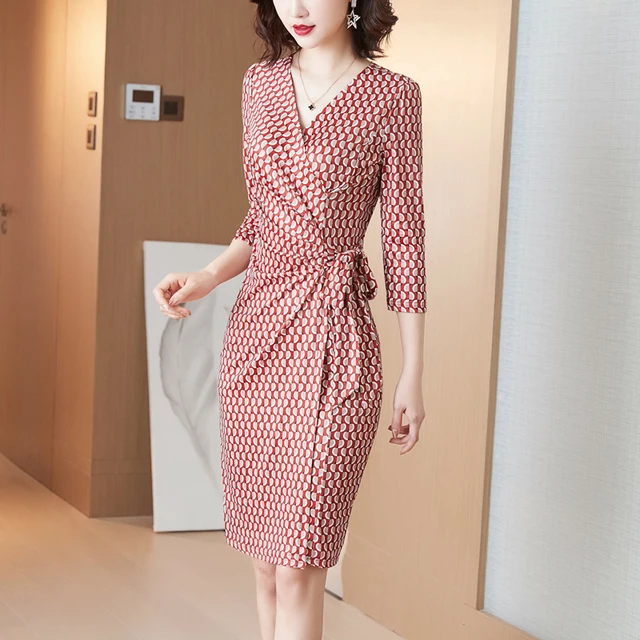 春装女2025新款V领气质修身减龄显瘦连衣裙遮肚子收腰包臀裙夏季