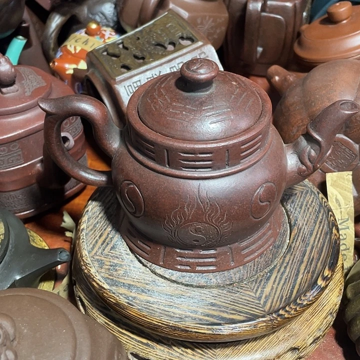 信***峰紫砂茶壶原矿泥料，手工制作的一把紫砂壶。