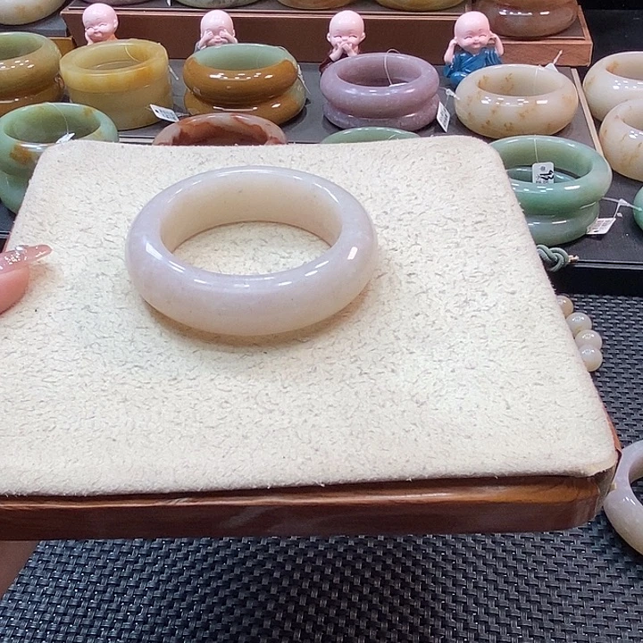 未镶嵌手镯石英质玉