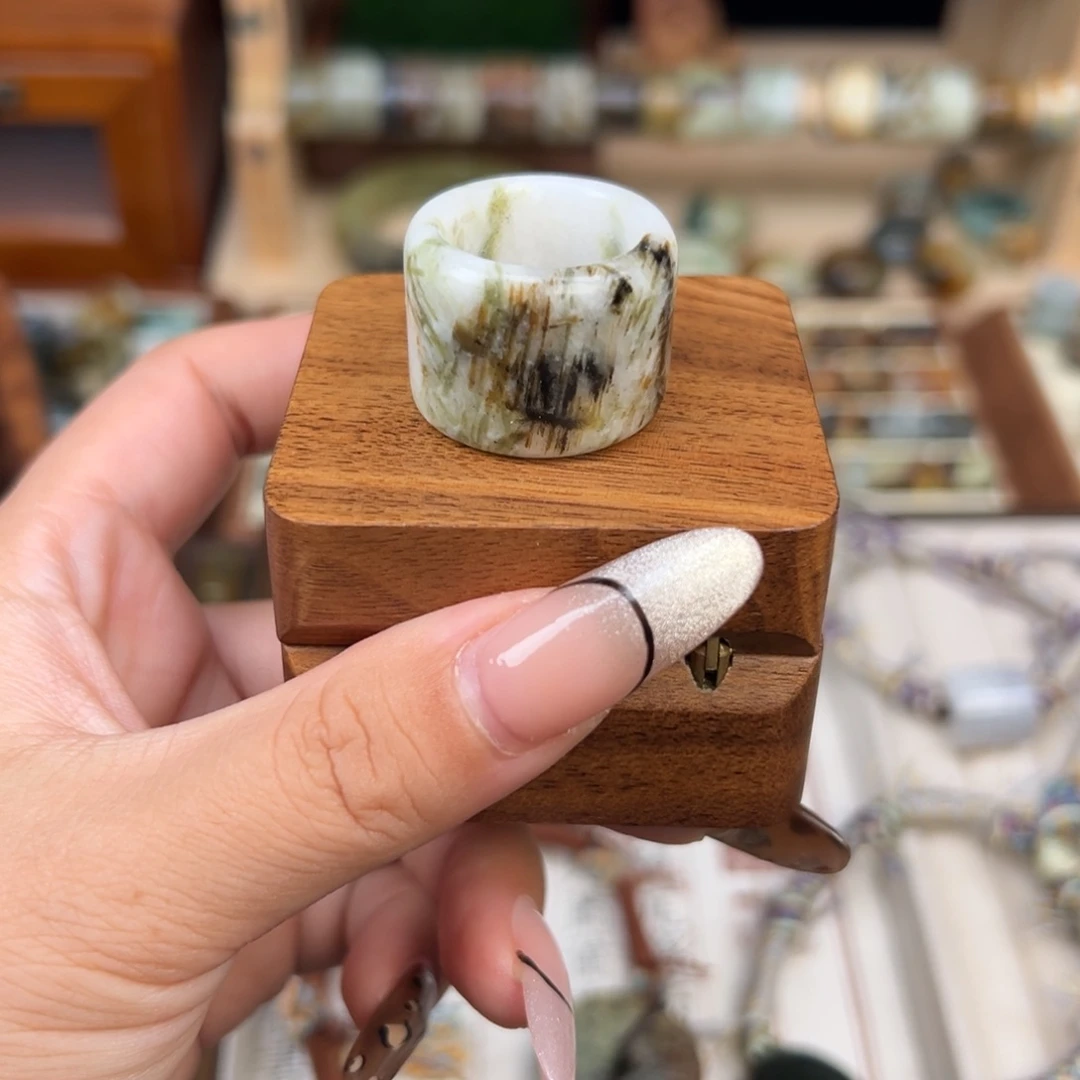 蛇纹石玉未镶嵌戒指青草奶牛内径19