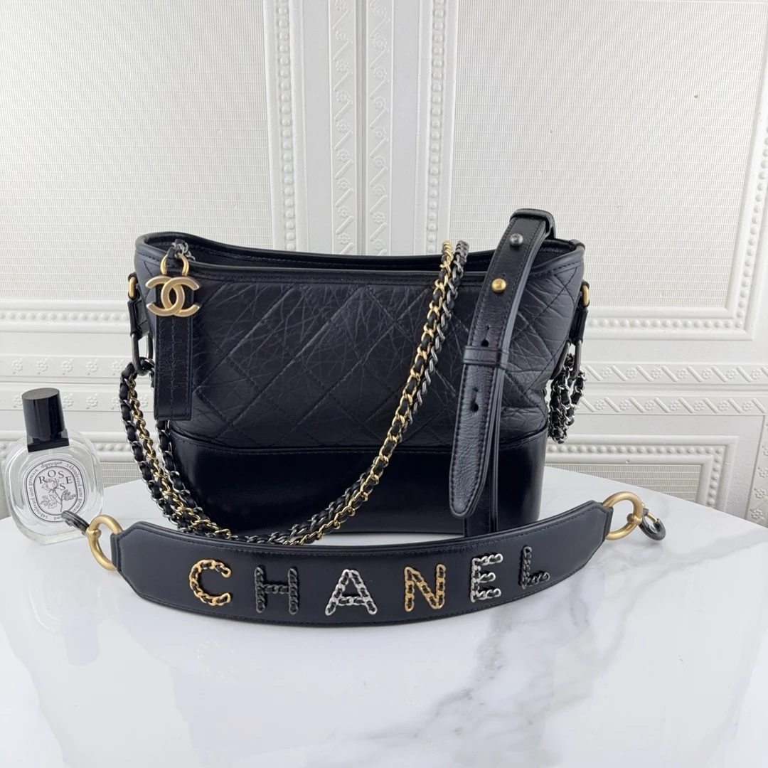 99新 Chanel/香奈儿 香奈儿黑金字母肩带流浪包 配件尘袋镭射29开