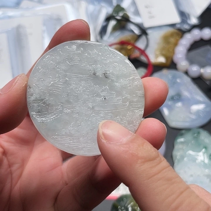 翡翠未镶嵌颈饰山水