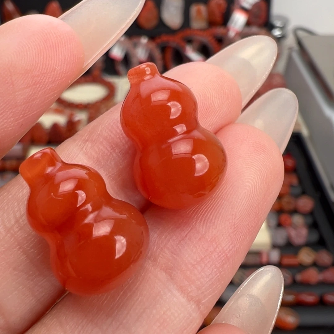 空***。南红玛瑙未镶嵌颈饰葫芦2个