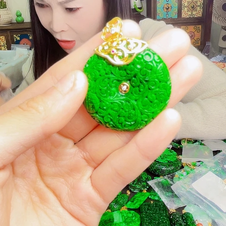翡翠18K金镶嵌颈饰多样性