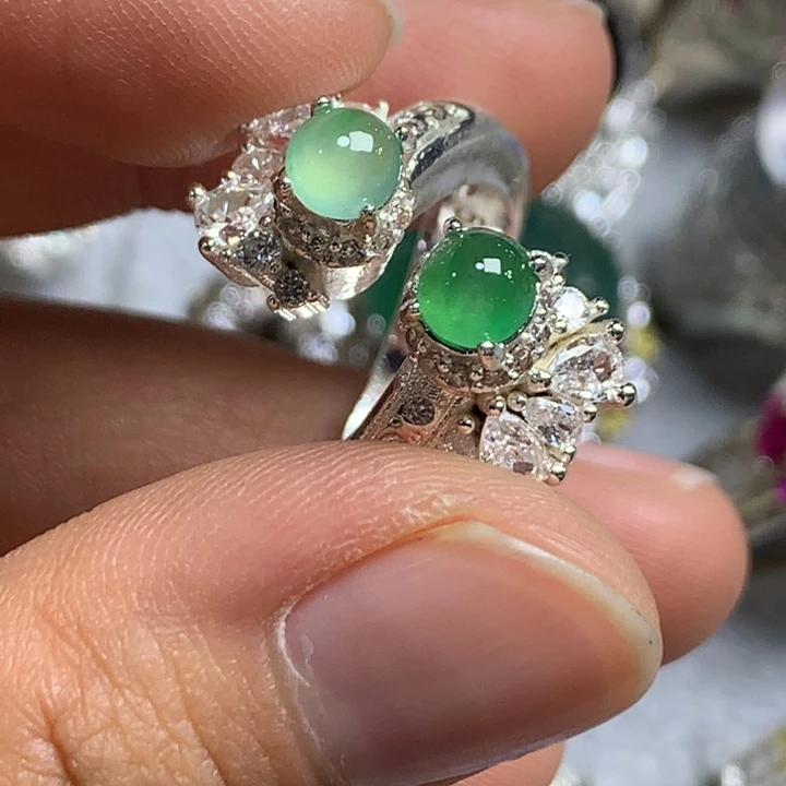 翡翠未镶嵌戒指推荐哟铜托，卖裸石，需要二次镶嵌