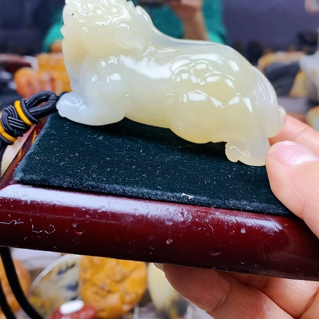 石英质玉（黄龙玉）颈饰未镶嵌