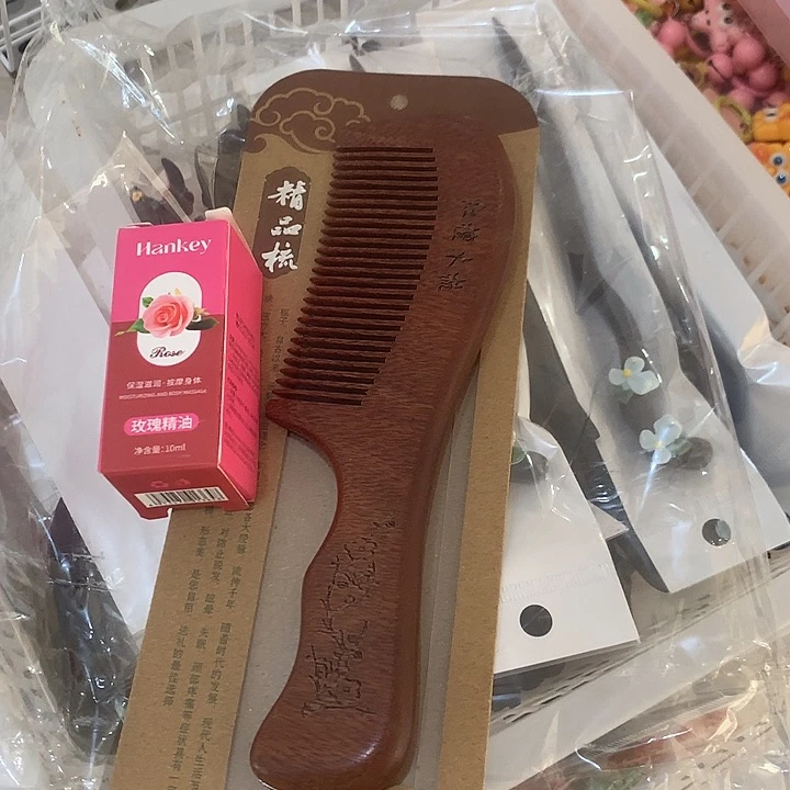 精品雕花木梳配礼品袋配精油