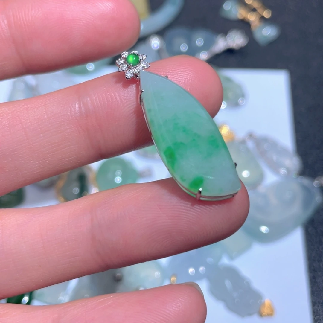 翡翠颈饰18K金镶嵌翡翠