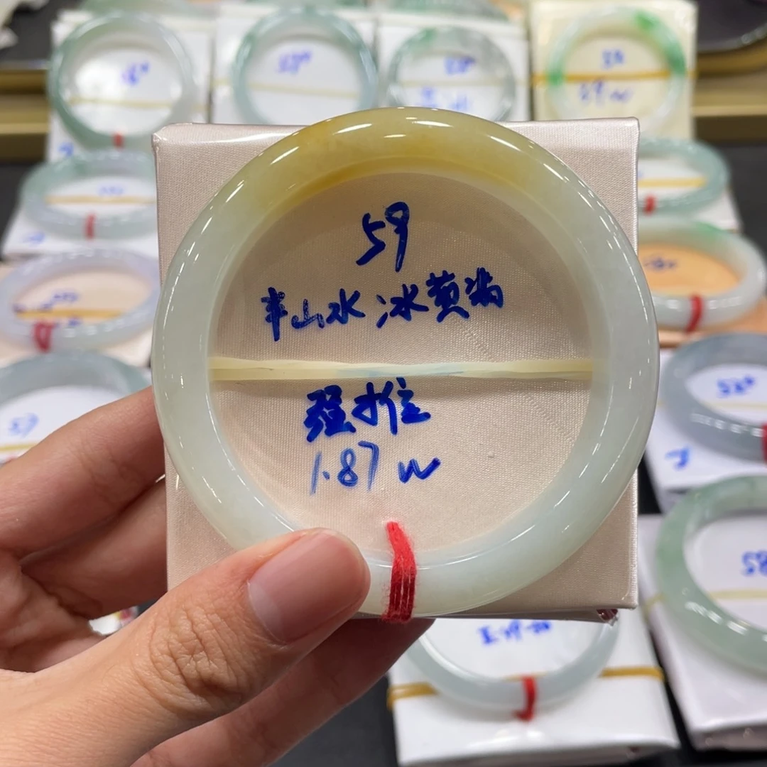翡翠手镯未镶嵌翡翠手镯