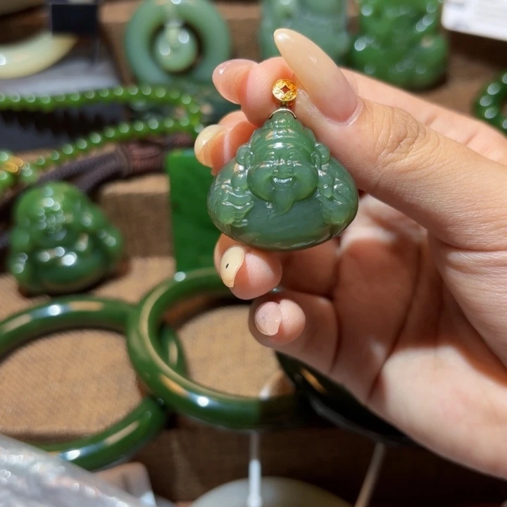 颈饰18K金镶嵌和田玉（碧玉）