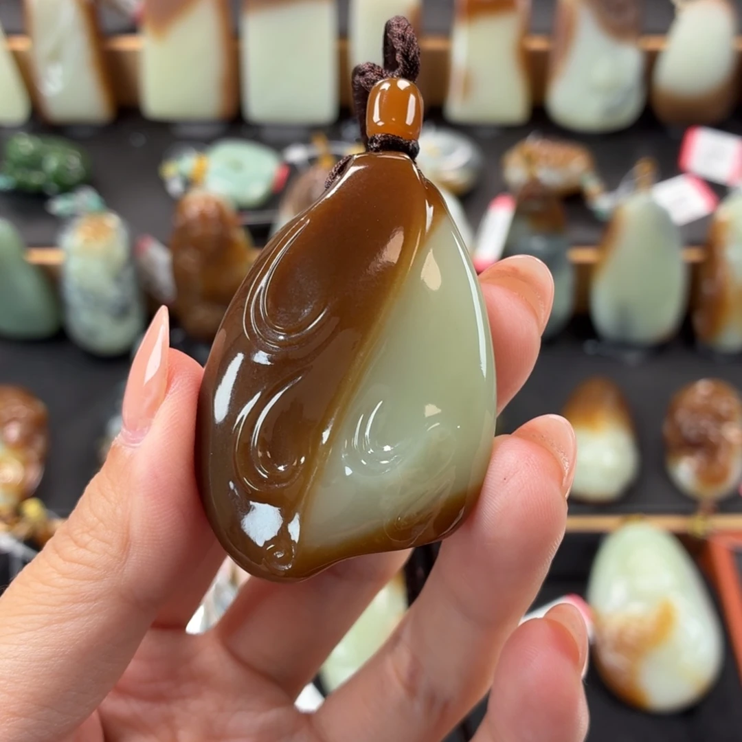 和田玉未镶嵌颈饰淮**梁