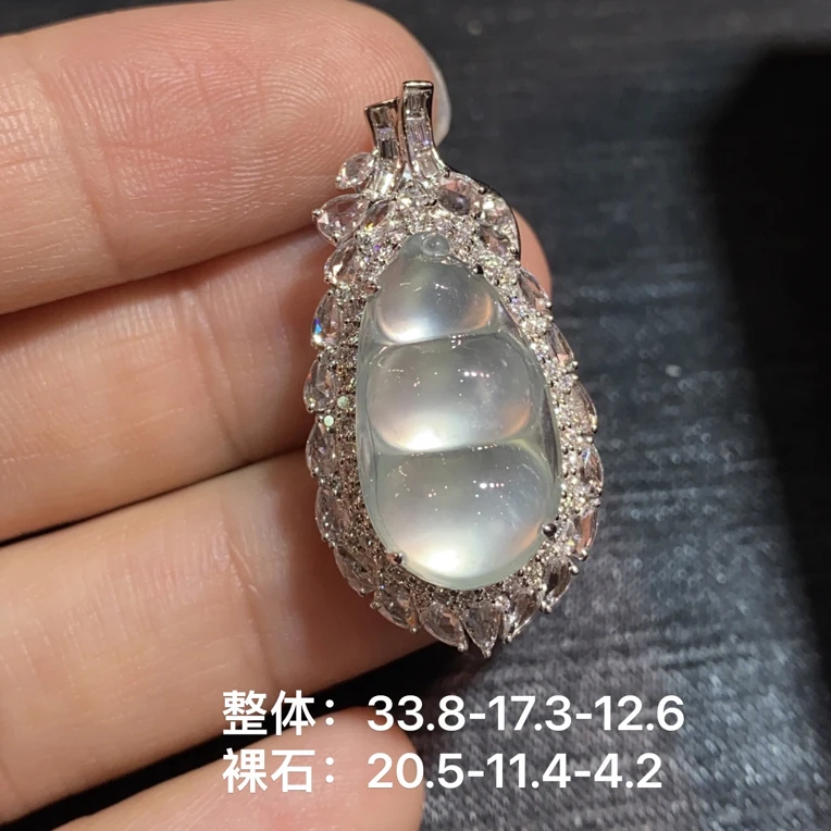 玻璃种起光翡翠福豆吊坠 兜住福气～赏心悦目
