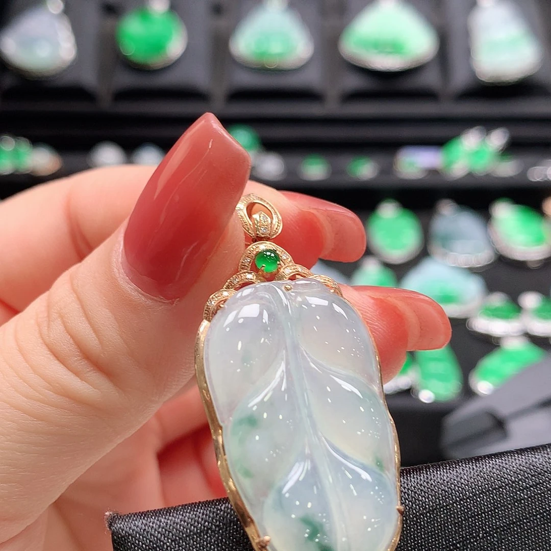 翡翠18K金镶嵌颈饰叶子