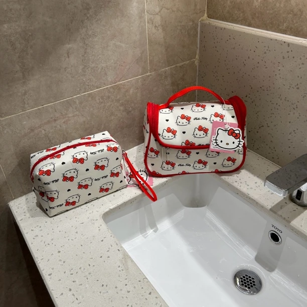 三丽鸥凯蒂猫正版化妆包大容量收纳满印外出必备新款便携式化妆包