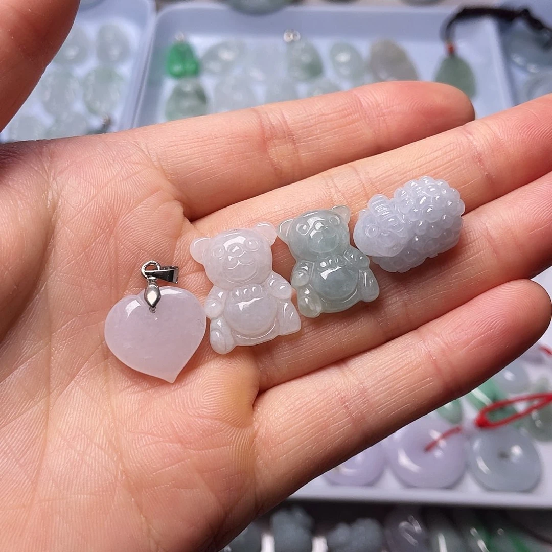 翡翠颈饰未镶嵌关*峰翡翠