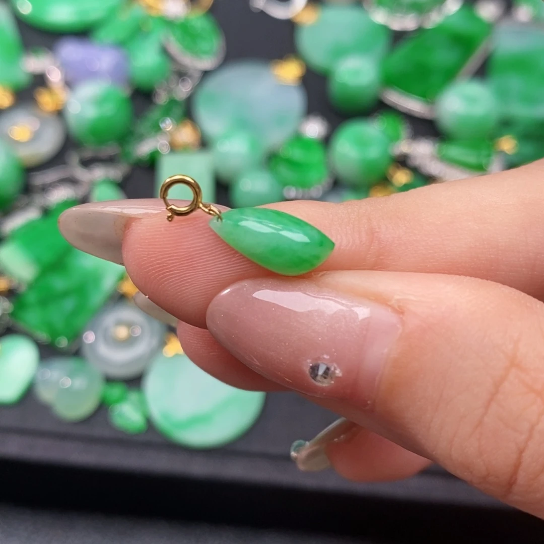 翡翠18K金镶嵌颈饰华**宝翡翠