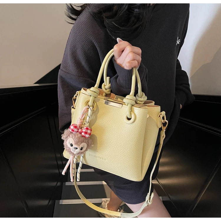 手拎高级感时尚水桶包2025新款韩版潮流休闲单肩包百搭斜挎包包