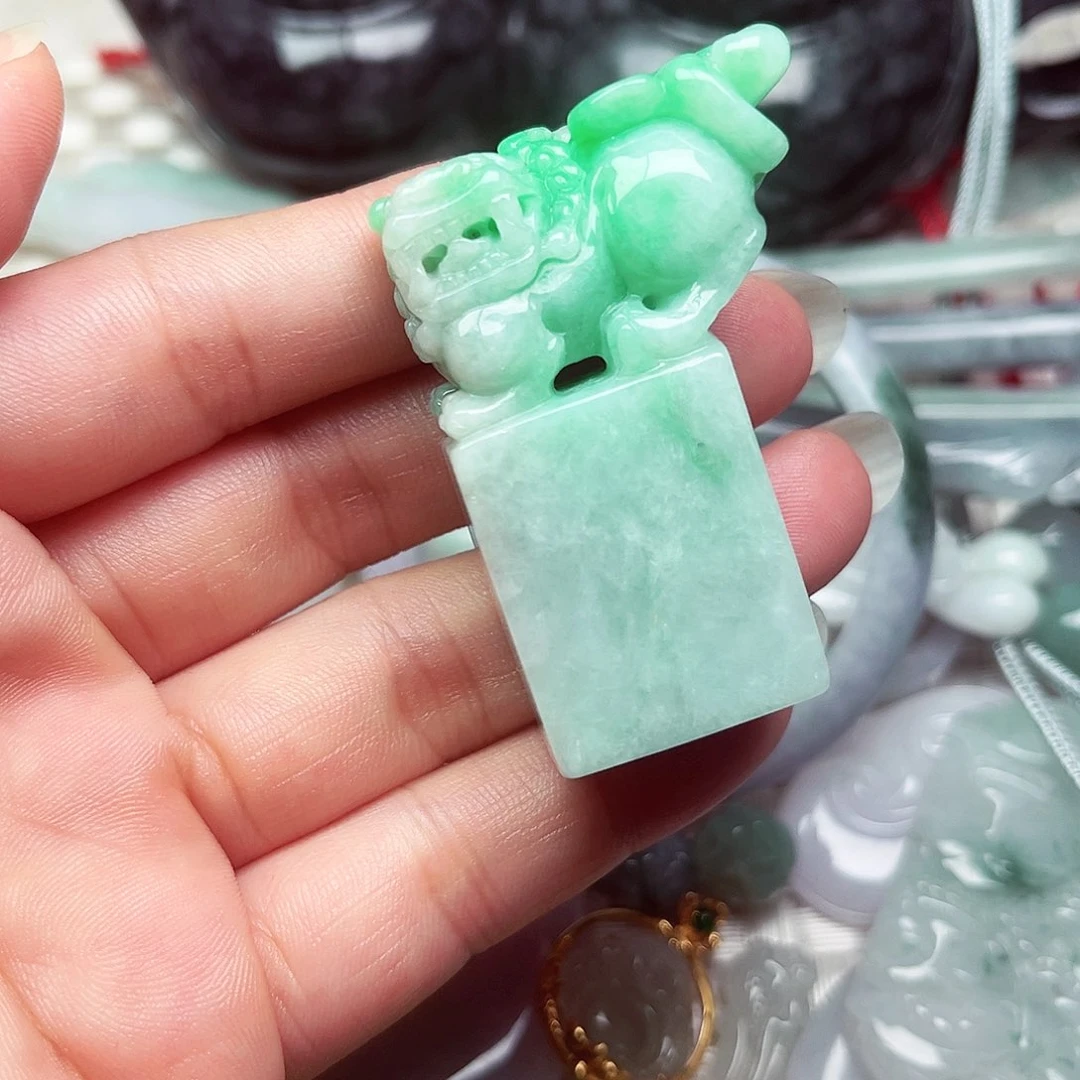 翡翠挂件未镶嵌翡翠