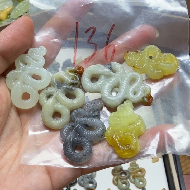 透闪石-蛇纹石玉吊坠未镶嵌