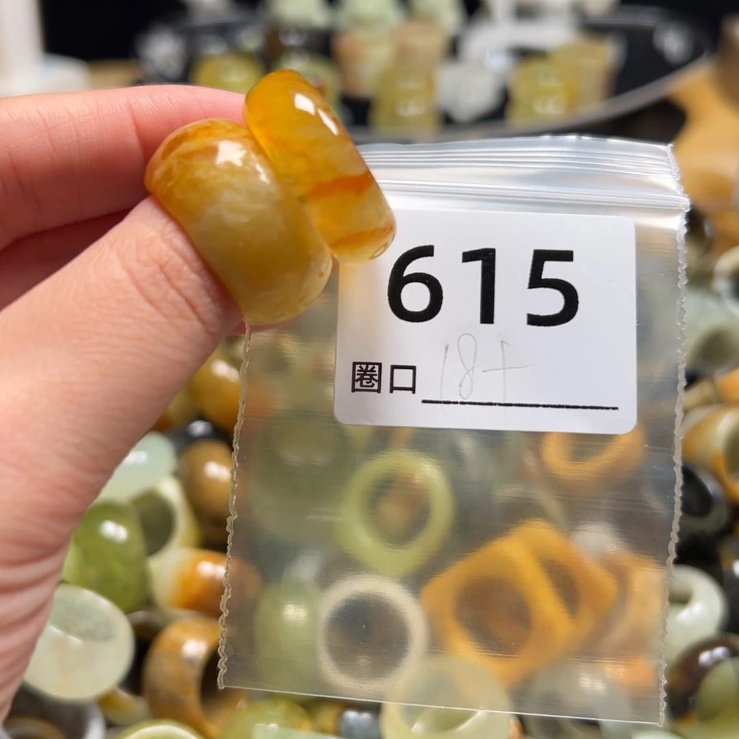 此***外蛇纹石玉未镶嵌戒指