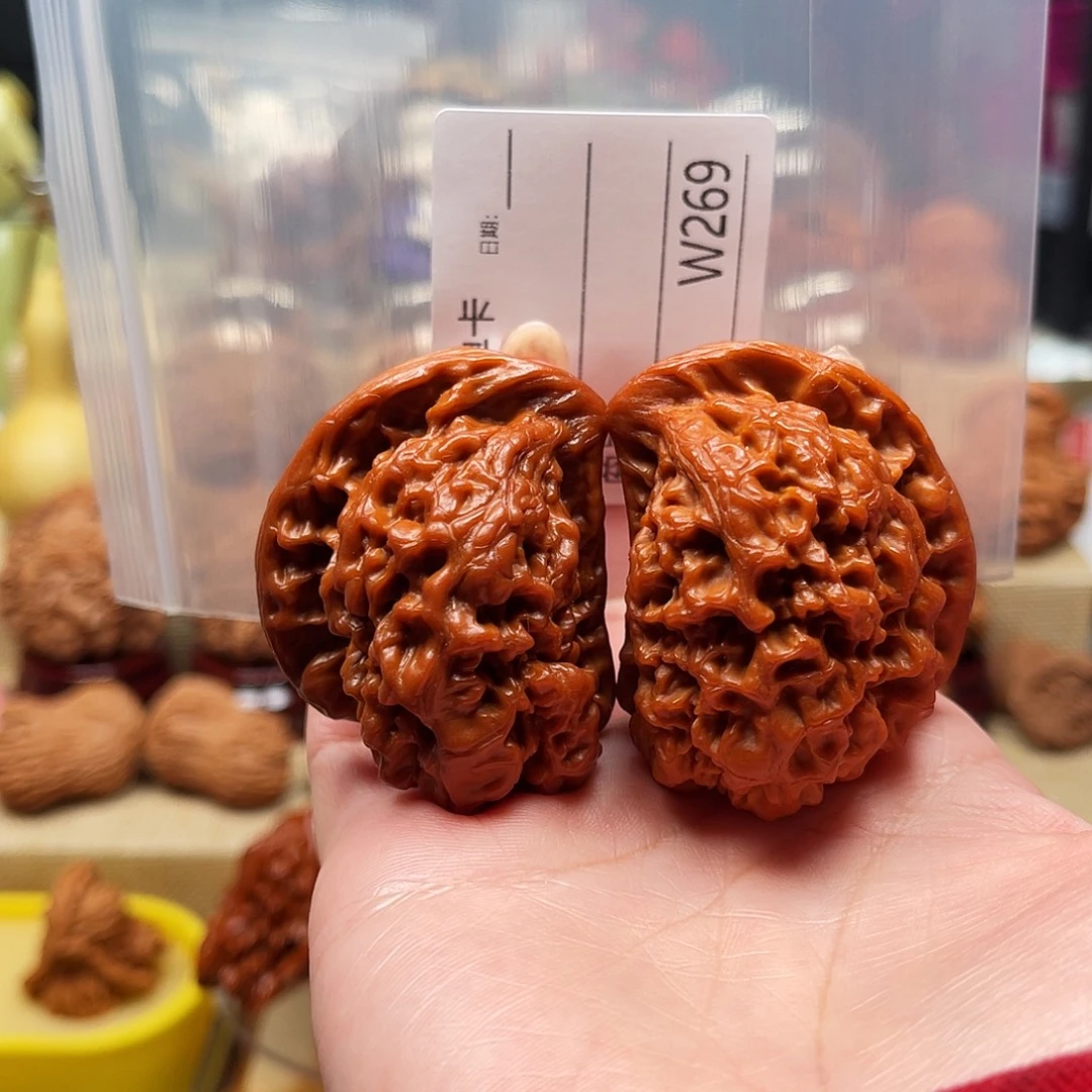 雪***飞文玩核桃吊坠红蛇的故事是一个人的故事