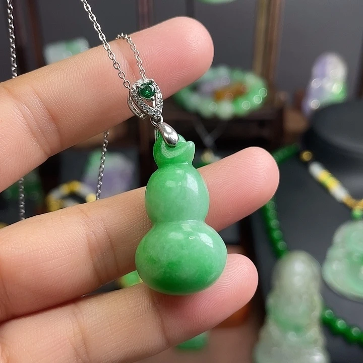 翡翠未镶嵌吊坠(赠链)