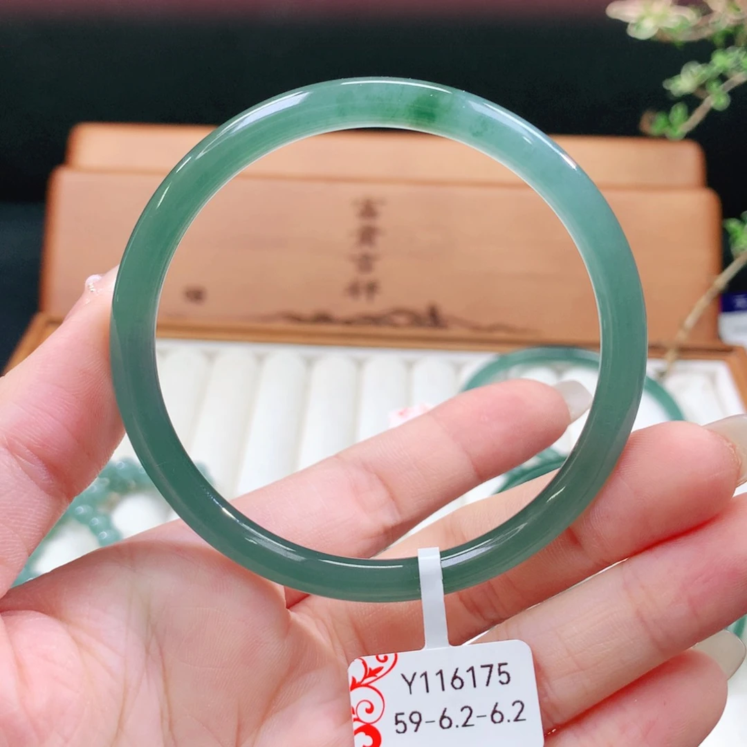 翡翠手镯未镶嵌天然