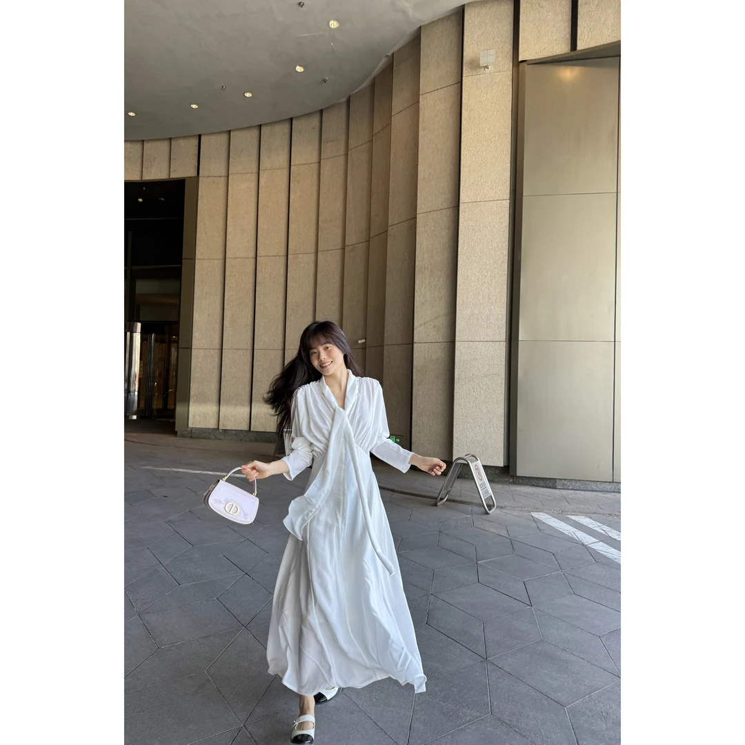 JINGDL【春风十里】法式两色优雅压褶高级‌雪纺飘逸V领飘带连衣裙