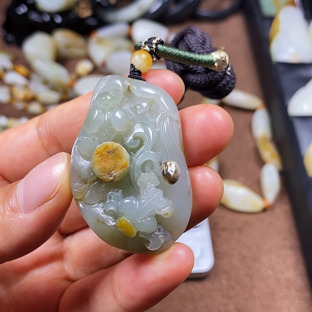 未镶嵌和田玉（翠青玉）把件