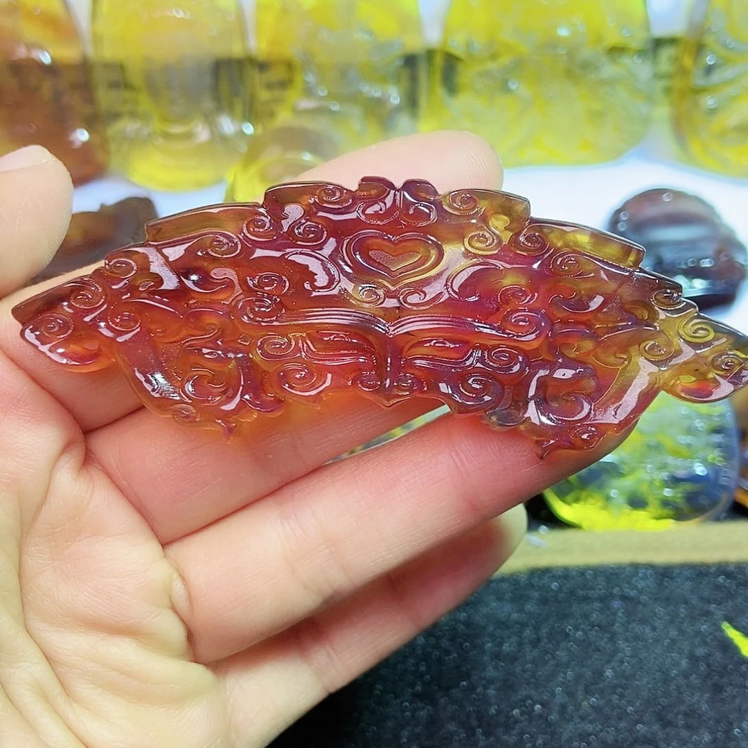 琥珀颈饰未镶嵌兽面