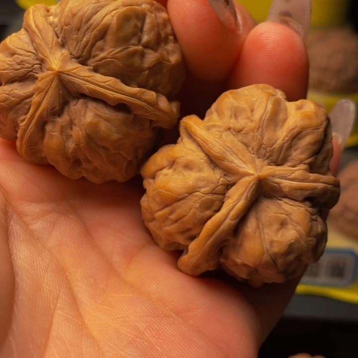 蛙三棱文玩核桃把件