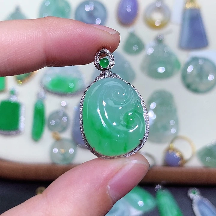 翡翠18K金镶嵌颈饰如意